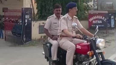 धनरुआ: धनरूआ थाना में दो फरार अभियुक्तों के घर पर लगाया गया इश्तहार