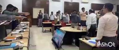 बस्तर: बस्तर जिले में नशा मुक्ति के संकल्प की पांचवी वर्षगांठ पर अधिकारियों, कर्मचारियों और छात्रों ने ली शपथ