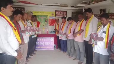 ಮಳವಳ್ಳಿ: ಪಟ್ಟಣದ ಕನ್ನಡ ಭವನದಲ್ಲಿ ತಾಲೂಕು ಕನ್ನಡ ಸಾಹಿತ್ಯ ಪರಿಷತ್ ಹಾಗೂ ದಲಿತ ಸಾಹಿತ್ಯ ಪರಿಷತ್ ವತಿಯಿಂದ ಸಾಲುಮರದ ತಿಮ್ಮಕ್ಕನ ಶ್ರದ್ಧಾಂಜಲಿ ಸಭೆ