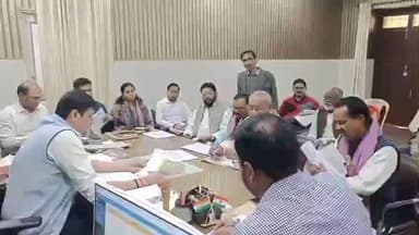 गाज़ीपुर: जिला निर्वाचन अधिकारी अविनाश कुमार ने कलेक्ट्रेट सभागार में राजनीतिक दलों के साथ मतदाता सूची पुनरीक्षण को लेकर की बैठक