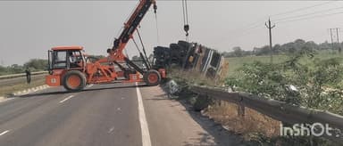 સાંતલપુર: બાબરા પાટીયા નજીક ટ્રક ચાલકે સ્ટેરિંગ પર કાબુ ગુમાવતા ટ્રક પલટી, જાનહાની નહિ થતા રાહત