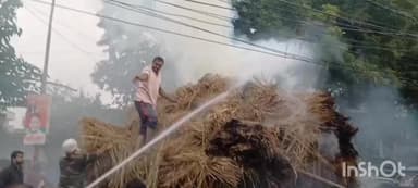 बलिया: बहादुरपुर गांव के पास पुआल लेकर जा रही ट्रैक्टर ट्राली में हाई टेंशन तार की जद में आने से आग लगी