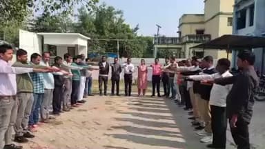 फुलवरिया: फुलवरिया में नशा मुक्त भारत अभियान के तहत देश को नशा मुक्त बनाने का संकल्प लिया गया, अधिकारी व कर्मी शामिल हुए