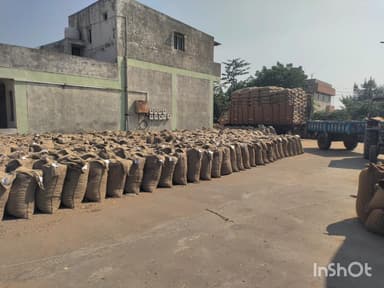 સાંતલપુર: વારાહી માર્કેટયાર્ડમાં ટેકાના ભાવે મગફળી ખરીદ કેન્દ્ર શરૂ ૪૯ ખેડૂતોએ મગફળી વેચાણ કરી