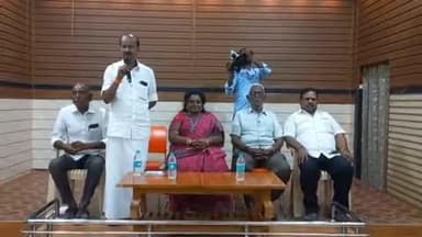 வேலூர்: SIR மூலம் போலி வாக்காளர்கள் நீக்கப்படுவார்கள் என்பதற்காக திமுக காங்கிரஸ் கட்சிகள் பயப்படுகிறது. சத்துவாச்சாரியில் தமிழிசை பேட்டி