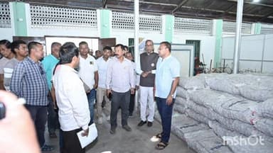 টিংখং: লেঙেৰীস্থিত উদ্যমিতা বিকাশ কেন্দ্ৰত খেতিয়কসকলৰ মাজত আলুৰ বীজ বিতৰণ কৰিলে মন্ত্ৰী বিমল বৰাই