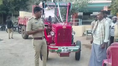 ಮೊಳಕಾಲ್ಮುರು: ಕರ್ಕಶ ಶಬ್ದ ಮಾಡಿಕೊಂಡು ಟ್ರ್ಯಾಕ್ಟರ್ ಓಡಿಸಿದ್ರೆ ಚಾಲಕರಿಗೆ ಬೀಳುತ್ತೆ ದಂಡ:-ಪಟ್ಟಣದಲ್ಲಿ ಪಿಎಸ್ ಐ ಮಹೇಶ್ ಲಕ್ಷ್ಮಣ್ ಹೊಸಪೇಟೆ ಎಚ್ಚರಿಕೆ