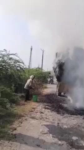 तिर्वा: ठठिया के जनखत में ट्रैक्टर-ट्रॉली में लगी आग, 10 क्विंटल पुआल जलकर हुआ राख, दमकल टीम पहुंची लेट