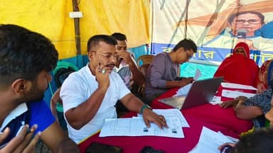 পাঁশকুড়া: পাঁশকুড়া শহর তৃণমূল কংগ্রেসের পাঁশকুড়া কেন্দ্রীয় ভোট রক্ষা শিবিরে উপস্থিত পাঁশকুড়া শহর তৃণমূল কংগ্রেসের সভাপতি