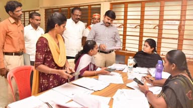 பாப்பிரெட்டிபட்டி: பாப்பிரெட்டிப்பட்டி பகுதியில் வாக்காளர் பட்டியல் சிறப்பு தீவிர திருத்தப் பணிகள் கலெக்டர் சதீஷ் ஆய்வு செய்தார்.