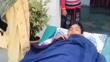 रामपुर मनिहारन: गांव चुनहेटी में स्कूल में खेलते समय टीचर के बच्चे को बॉल लगने पर गुस्साई मैडम ने छात्र की बेरहमी से पिटाई की