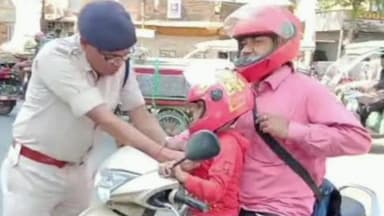 কল্যাণী: রানাঘাট পুলিশ জেলার পক্ষ সড়ক নিরাপত্তা সচেতনতা বৃদ্ধি করতে অভিনব উদ্যোগ, উপস্থিত ডিএসপি ট্রফিক