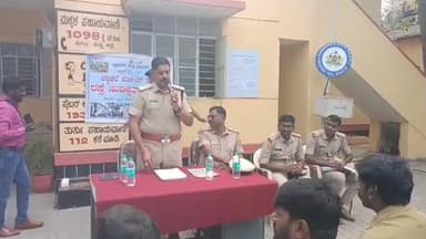 ಚಳ್ಳಕೆರೆ: ನಗರದ ಪೊಲೀಸ್ ಠಾಣೆಯ ಬಳಿ ವಿವಿಧ ವಾಹನ ಚಾಲಕರಿಗೆ ರಸ್ತೆ ಸುರಕ್ಷಿತೆ ಕುರಿತು ಜಾಗೃತಿ ಕಾರ್ಯಕ್ರಮ