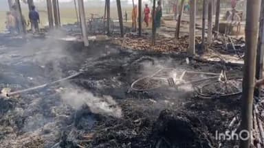 कोटवा: घुरभरिया में मंगलवार को चार आवासीय घरों में आग लगने से लाखों रुपए का सामान जलकर खाक