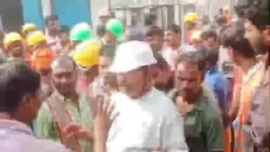 दरभंगा: न्यू टर्मिनल बिल्डिंग साइट पर मजदूर और फोरमैन के बीच मारपीट, कई मजदूर घायल, वीडियो वायरल