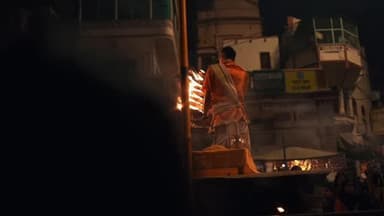 Goosebumps🔥🔥
.
.
#varanasi #banaras #kashi #gangaaarti #ghatsofvaranasi #reelitfeelit