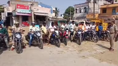 ಹೊಸಪೇಟೆ: ಪಟ್ಟಣದಲ್ಲಿ ದ್ವಿಚಕ್ರ ವಾಹನ ಸವಾರರು ಕಡ್ಡಾಯವಾಗಿ ಹೆಲ್ಮೆಟ್ ಧರಿಸುವಂತೆ ಪೊಲೀಸ್ ಇಲಾಖೆ ವತಿಯಿಂದ ಜಾಗೃತಿ