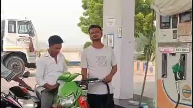 महाराजगंज: धरमौली स्थित इंडियन पेट्रोल पंप पर 'नो हेलमेट–नो पेट्रोल' नियम की उड़ाई जा रही धज्जियां