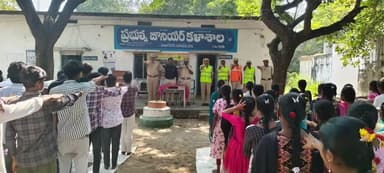 హుజూర్ నగర్: ముత్తుపదార్థాలకు విద్యార్థులు దూరంగా ఉండాలి హుజూర్ నగర్ ఎస్సై మోహన్ బాబు సూచన