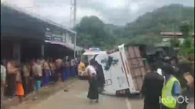 കാഞ്ഞിരപ്പള്ളി: എരുമേലി കണമലയിൽ തീർത്ഥാടകർ സഞ്ചരിച്ച വാഹനം മറിഞ്ഞ് 7 പേർക്ക് പരിക്ക്