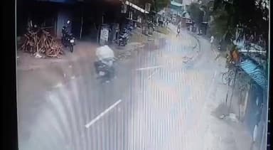 மயிலாடுதுறை: பரபரப்பு சிசிடிவி காட்சிகள் - காளகஸ்திநாதபுரம் கிராமத்தில் கட்டுப்பாட்டை இழந்த இனோவா கார் தாறுமாறாக ஓடி அங்குள்ள கடைகளில் புகுந்த சிசிடிவி காட்சிகள்