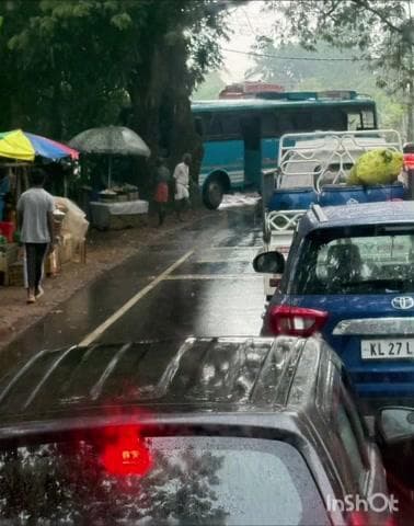 ചെങ്ങന്നൂർ: നിരണം പുളിക്കീഴിൽ സ്വകാര്യ ബസ്സ് മരത്തിലിടിച്ച് അപകടം