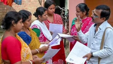 কলকাতা: SIR ফর্ম বিলির ক্ষেত্রে কলকাতা পিছিয়ে, দ্রুত কাজ শেষ করতে সময়সীমা নির্ধারিত করল কমিশন