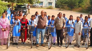 ठठारी गांव के हायर सेकेंडरी स्कूल में सरस्वती निःशुल्क सायकिल योजना के तहत छात्राओं को सायकिल का वितरण किया गया