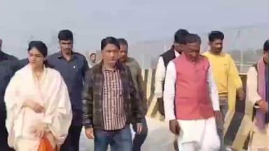 मिर्ज़ापुर: केंद्रीय मंत्री अनुप्रिया पटेल ने सेतु निगम के अधिकारियों को ओवर ब्रिज निर्माण में देरी को लेकर लगाई फटकार