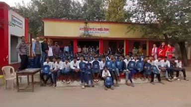 बेलछी: सकसोहरा महंथ राम नारायण पूरी उच्चतर माध्यमिक विद्यालय में एफएलएन किट का वितरण