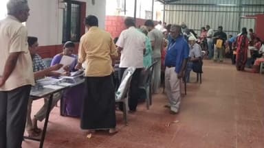 செங்கல்பட்டு: காஞ்சி மகரிஷி வித்யாலயா பள்ளி வளாகத்தில் வாக்காளர் பட்டியல் சிறப்பு தீவிர திருத்தம் முகாம்