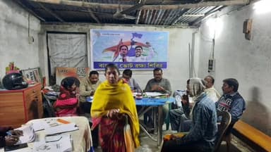 হরিণঘাটা: বাংলার ভোট রক্ষা শিবিরে নিজের হাতে ফর্ম ফিলাপ করে দিচ্ছেন উপ পৌর পতি ।