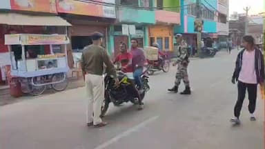 शाहकुंड: सुल्तानगंज थाना परिसर के पास सघन वाहन जांच, कागजात में कमी मिलने पर जुर्माना वसूला गया