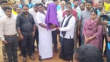 பெரம்பலூர்: பெரம்பலூரில் ஆடவர் ஹாக்கி உலகக் கோப்பை 2025-ன் வெற்றிக் கோப்பையை கலெக்டர்,MLA வீரர்களுக்கு அறிமுகப்படுத்தினர்