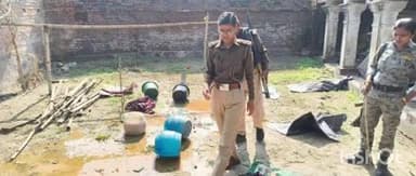 बिस्फी: बिस्फी थाना पुलिस ने 300 लीटर अर्धनिर्मित देशी शराब को किया नष्ट