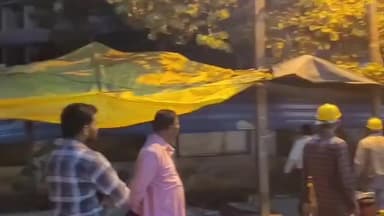 देवास: एमजी रोड पर नगर निगम की टीम ने हटवाई स्टाम्प वेंडरों की दुकानें