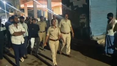 ತಿಕೋಟಾ: ಪಟ್ಟಣದಲ್ಲಿ ಪೊಲೀಸರಿಂದ ಮನೆ ಮನೆಗೆ ತೆರಳಿ ಜಾಗೃತಿ ಅಭಿಯಾನ