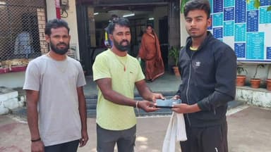 खातेगांव: खातेगांव में सफाई कर्मचारी ने पेश की ईमानदारी की मिसाल, मोबाइल मालिक को लौटाया