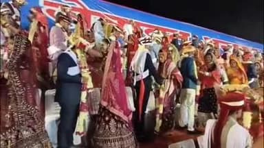 फर्रुखाबाद: बढ़पुर स्थित एक गेस्ट हाउस में 67 वर वधू ने एक-दूसरे के गले में डाली वरमाला, डीएम, एसपी सहित लोगों ने की पुष्प वर्षा