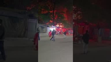 बोकारो राधाकृष्ण मंदिर सेक्टर 4 के सामने फुटपाथ दुकानों में लगी आग #bokaro #dhanbad #रांची