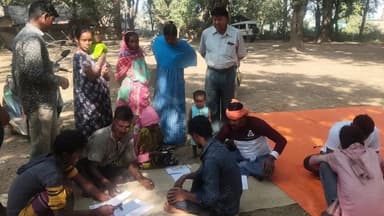 মহম্মদবাজার: ডেউচা এলাকার একাধিক মানুষজনদের SIR এর ফর্ম ফিলাপ করা হচ্ছে বিজেপির পক্ষ থেকে