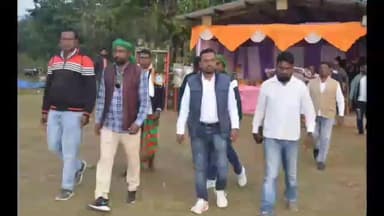 डुमरिया: चिंगरा में बिरसा मुंडा क्लब की फुटबॉल प्रतियोगिता में भारत सरदार ने खिलाड़ियों का उत्साह बढ़ाया