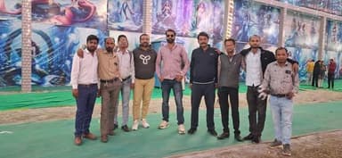 हम दोस्ती में कायदा नहीं रखते,
दिल साफ हो तो दुश्मनों को भी रास्ता नहीं देते।
हमारे यार की हिफाजत में गोली भी पीछे हट ज...