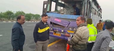 तिर्वा: ठठिया के बहसुइया गांव के सामने एक्सप्रेस वे पर पलटी स्लीपर बस, 40 लोग घायल, मेडिकल कॉलेज में भर्ती