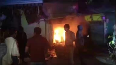 అసిఫాబాద్: ఆసిఫాబాద్ లోని ఓ మొబైల్ షాప్ లో అగ్ని ప్రమాదం, భారీగా ఆస్తినష్టం