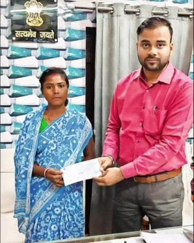 पोठिया: अंचल कार्यालय पोठिया में सीओ ने अग्नि पीड़ितों को सहायता राशि का चेक सौंपा