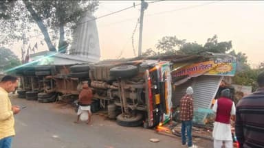 बेंगाबाद: महेशमुंडा चौक पर बालू से लदा ट्रक पलटा, कई दुकानें क्षतिग्रस्त; दुकानदारों ने नुकसान का जायजा लिया