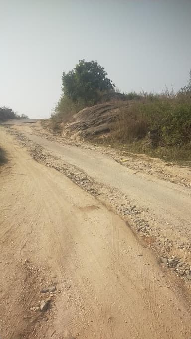 #ग्राम पंचायत -बड़किमहरी और दहेजवार को जोड़ने वाली सड़क जो प्रधानमंत्री योजना तहत बना था जो अभी बहुत ही खराब हो गया है