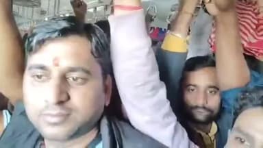 डुमरा: सीतामढ़ी से पटना जाने वाली ट्रेन में यात्रियों की भारी भीड़, यात्रियों ने आबादी के अनुसार ट्रेन की मांग की