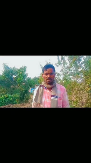 प्रयागराज जनपद कौंधियारा ब्लांक के अंतर्गत ग्राम सभा चिल्ली राजापुर में पीड़ित सोन करन पटेल के घर के छत पर रखा पुआल और ...